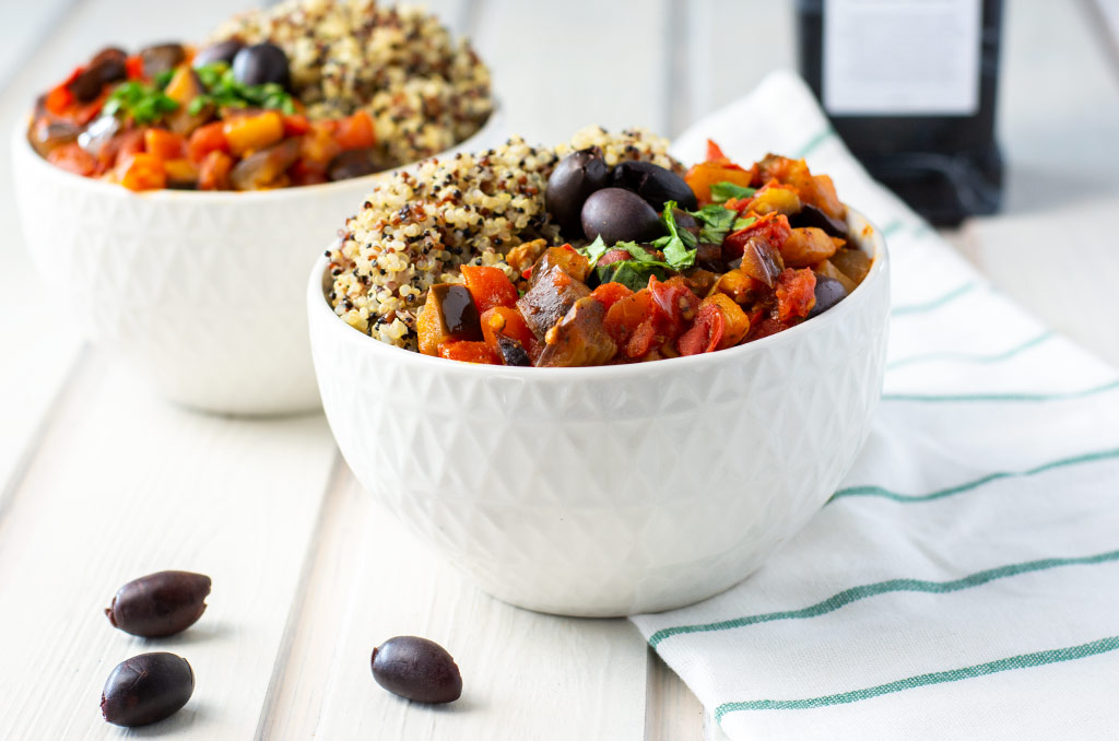 Auberginen Tomaten Soße mit Quinoa. Für noch mehr Tipps & Motivation, um deine #nahrungsmittelunverträglichkeit oder deinen #reizdarm in den Griff zu bekommen, schau auf meinem Blog www.weglasserei.de vorbei. Außerdem findest du dort #FODMAP-arme Rezepte. #lebensmittelunverträglichkeit #glutenfrei #laktosefrei #fructosearm #fodmap #reizdarm #fodmapdiaet #aubergine #tomate #mediterran #oliven #quinoa