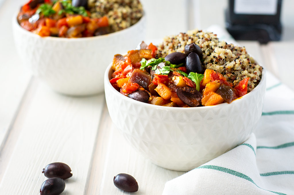 Glutenfreies Auberginen Tomaten Gemüse mit Quinoa. Für noch mehr Tipps & Motivation, um deine #nahrungsmittelunverträglichkeit oder deinen #reizdarm in den Griff zu bekommen, schau auf meinem Blog www.weglasserei.de vorbei. Außerdem findest du dort #FODMAP-arme Rezepte. #lebensmittelunverträglichkeit #glutenfrei #laktosefrei #fructosearm #fodmap #reizdarm #fodmapdiaet #aubergine #tomate #mediterran #oliven #quinoa