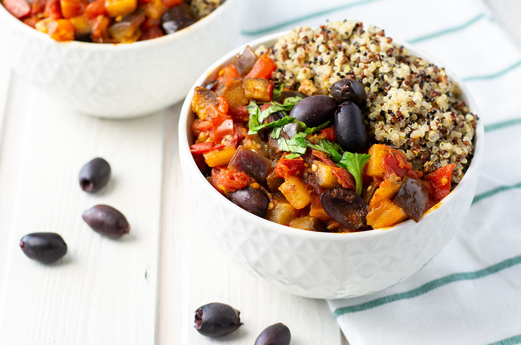 Mediterraner Auberginen-Tomaten-Topf mit buntem Quinoa