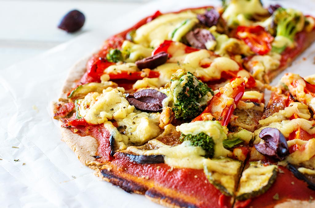 Vegane Buchweizen Pizza mit Gemüse
