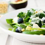 FODMAP-armer Salat mit Babyspinat, Brokkoli und Blaubeeren