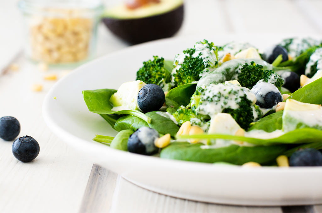 FODMAP-armer Salat mit Babyspinat, Brokkoli und Blaubeeren