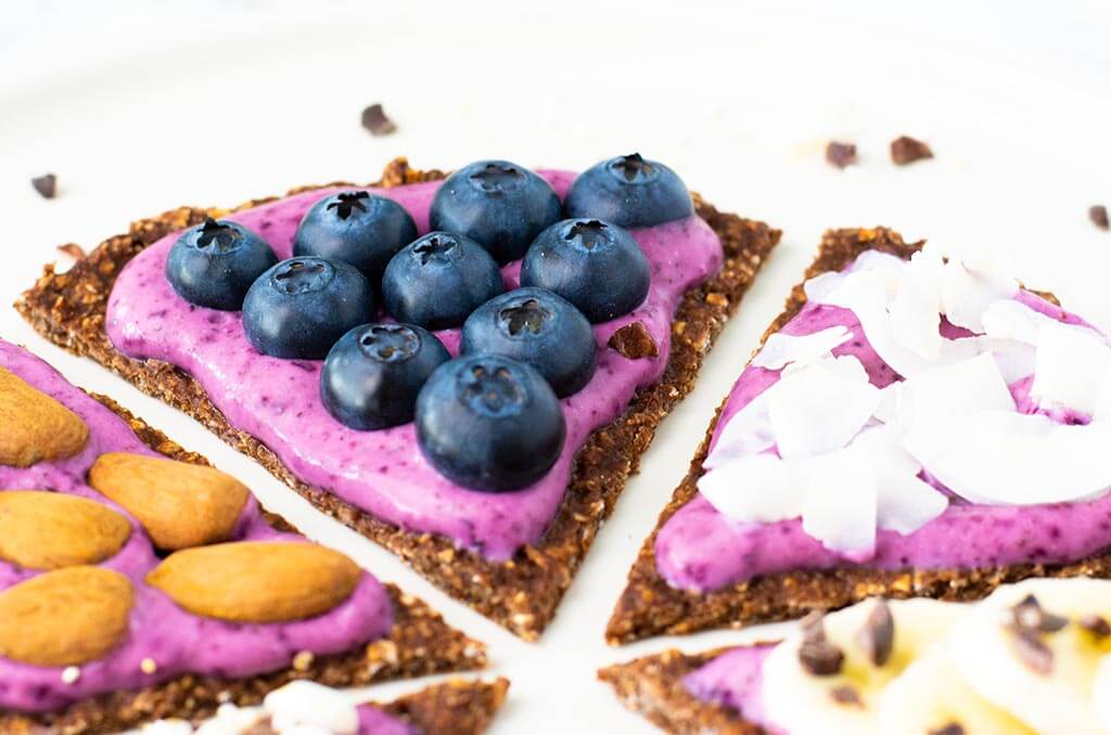 Frühstückspizza mit Heidelbeeren und Kokoschips