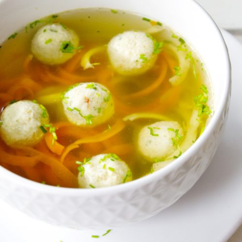 Wärmende Suppe mit Hirseklöschen mit Gemüsebrühe ohne Geschmacksverstärker