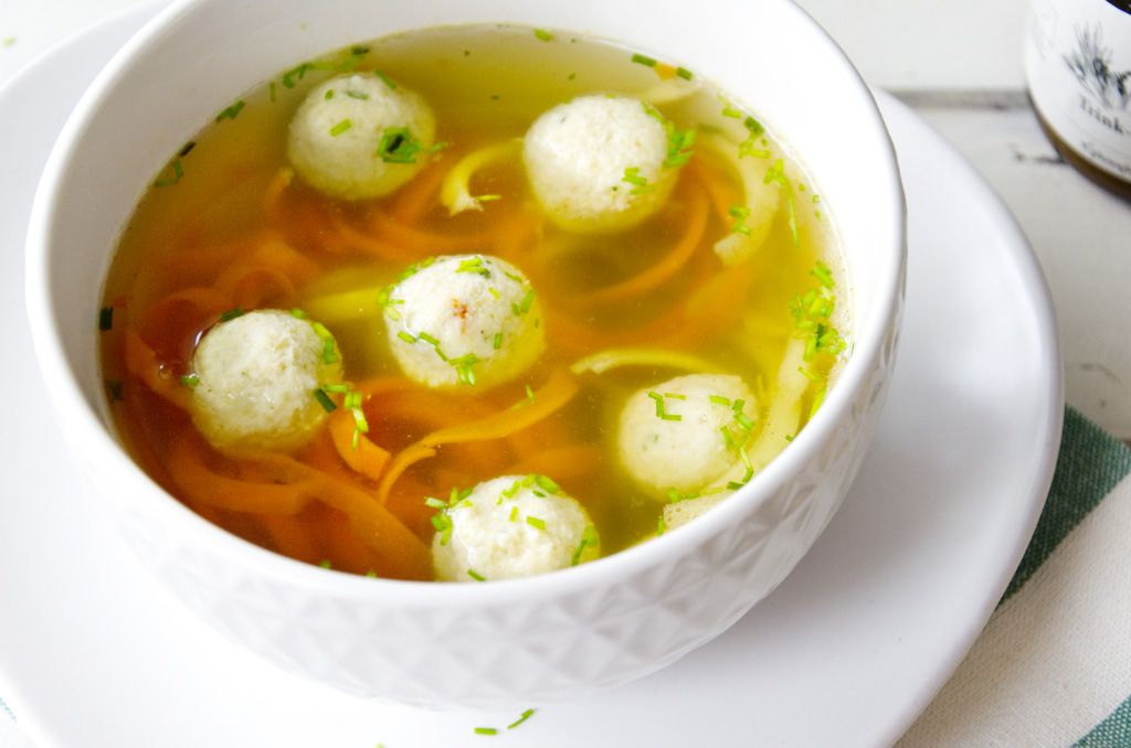 Wärmende Suppe mit Hirseklöschen mit Gemüsebrühe ohne Geschmacksverstärker