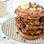 Blitzschnelle Pancakes aus Banane und Heidelbeeren