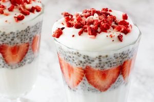 Das perfekte Dessert bei Unverträglichkeiten: Chia-Erdbeer-Parfait