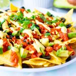 Leckerer und verträglicher Partysnack: Knusprige Nachos mit Salsa und Sour Cream