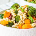 FODMAP-armer bunter Nudelsalat mit Grillgemüse