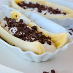 Blitz-Bananensplit mit cremigem Kokosjoghurt und knackiger Schokolade