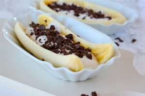 Blitz-Bananensplit mit cremigem Kokosjoghurt und knackiger Schokolade